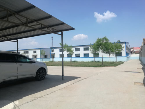 德州健之源地處魯西北平原，毗鄰黃河故道森林公園，生產條件環(huán)境優(yōu)越，擁有現代化的廠房，標準化的生產車間，公司擁有三證：SC食品生產許可證、GMP證、食品出口生產企業(yè)證書，生產過程中采用ISO22000管理體系進行科學管理，并擁有近十年的生產加工經驗，產品口感、湯色、功效等各項指標均能達到客戶滿意，生產采用全自動帶線帶牌袋泡茶包裝機生產線，有全套的粉碎和超微粉碎、分篩、烘干、滅菌、制粒、制袋等設備，科學的生產工藝和嚴格規(guī)范的滅菌殺毒技術。